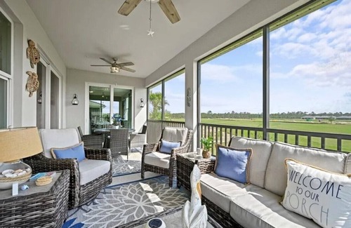Biggar Condominio | 2100 SF Luxury Coach Home with Golf! Beautiful!
