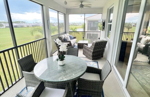 Biggar Condominio | 2100 SF Luxury Coach Home with Golf! Beautiful!