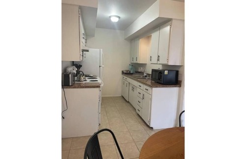 Enid Casa | 2107 Quiet West Side duplex, 1 king & 1 queen.