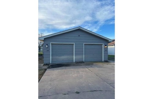 Enid Casa | 2107 Quiet West Side duplex, 1 king & 1 queen.