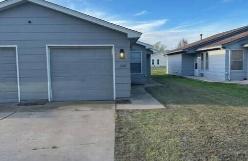 Enid Casa | 2107 Quiet West Side duplex, 1 king & 1 queen.