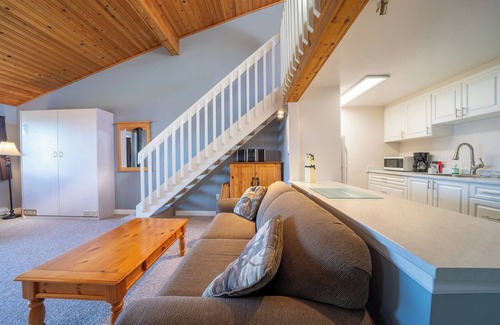 Regional District of Nanaimo Condominio | #212 Upper Beach View Suite at Shorewater Resort, Qualicum Beach
