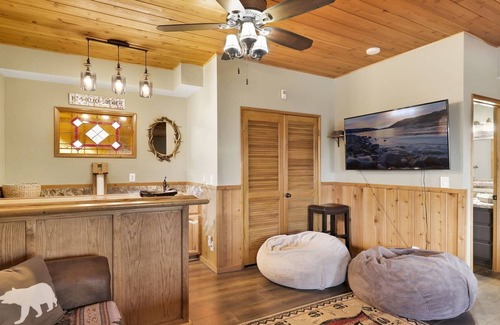 Big Bear City Cabina | 2150 - Lazy Llama Lodge 4 Bedroom Home by RedAwning