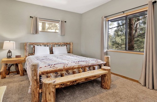 Big Bear City Cabina | 2150 - Lazy Llama Lodge 4 Bedroom Home by RedAwning