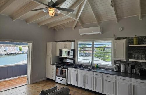 Jolly Harbour Apartamento | 216A Upper Level, Deluxe 1 Bedroom