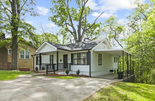 Birmingham Casa | 21st Street Evergreen Charm