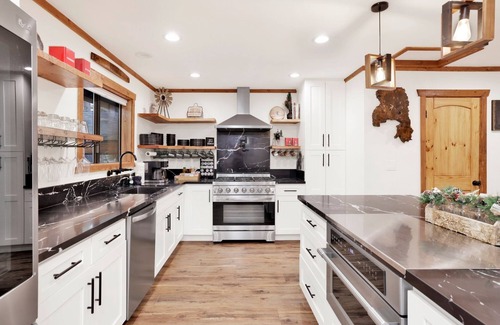 Big Bear Cabina | 2218-elmwood Place 5 Bedroom Chalet by RedAwning