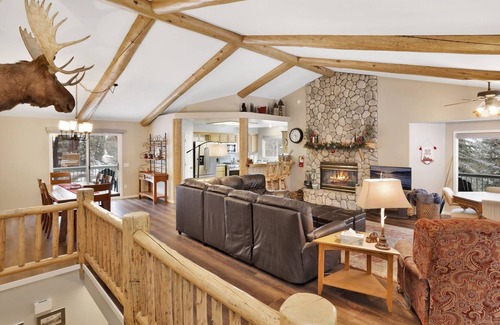 Castle Glen Estates Cabina | 2220-castle Glen Gem 3 Bedroom Home by Redawning