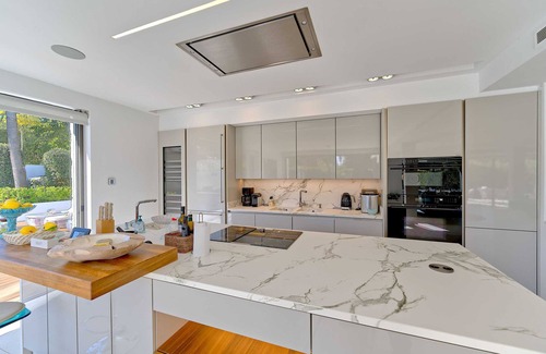 Puerto Banus Chalet De Esquí | 2244 Villa Moderna de Lujo con Piscina Climatizada en Puerto Banús