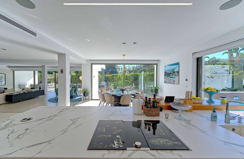 Puerto Banus Chalet De Esquí | 2244 Villa Moderna de Lujo con Piscina Climatizada en Puerto Banús