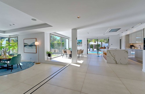 Puerto Banus Chalet De Esquí | 2244 Villa Moderna de Lujo con Piscina Climatizada en Puerto Banús