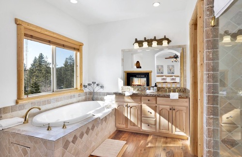 Fawnskin Cabina | 2261-cozy Lakeview Hideaway 4 Bedroom Chalet by RedAwning