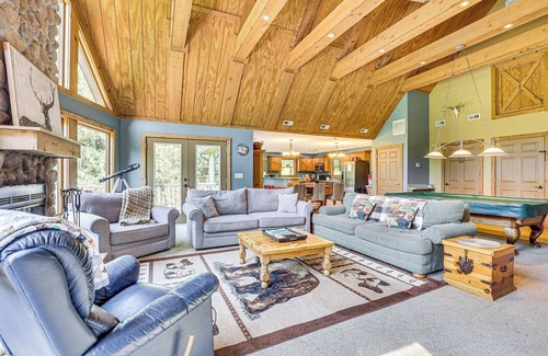 Blissfield Casa | 23 Mi to Mohican SP: Group-Ready Lodge w/Hot Tub