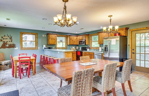 Blissfield Casa | 23 Mi to Mohican SP: Group-Ready Lodge w/Hot Tub