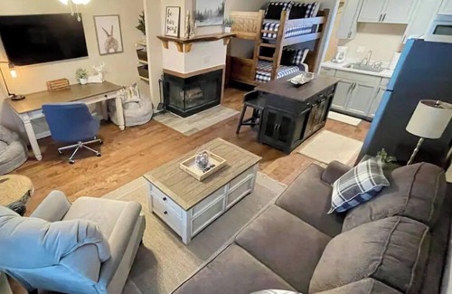Snowshoe Condominio | 23 Mountain Crest, Snowshoe, WV - Country Chic