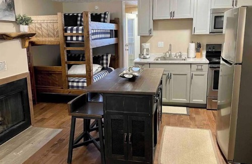 Snowshoe Condominio | 23 Mountain Crest, Snowshoe, WV - Country Chic