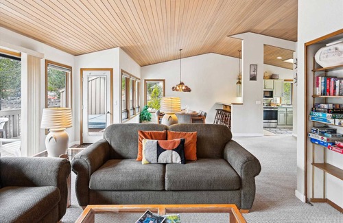 Deer Park Casa | 23 Poplar-Sunriver, Oregon: Hot Tub, BBQ, WiFi, SHARC Aquatics, Tubing Hill, Mt. Bachelor, Golf, Deschutes River, Tennis, Bike Paths