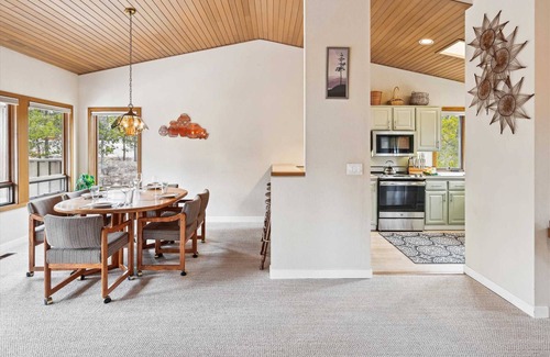 Deer Park Casa | 23 Poplar-Sunriver, Oregon: Hot Tub, BBQ, WiFi, SHARC Aquatics, Tubing Hill, Mt. Bachelor, Golf, Deschutes River, Tennis, Bike Paths