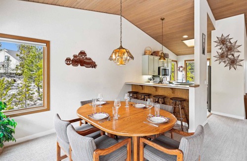 Deer Park Casa | 23 Poplar-Sunriver, Oregon: Hot Tub, BBQ, WiFi, SHARC Aquatics, Tubing Hill, Mt. Bachelor, Golf, Deschutes River, Tennis, Bike Paths