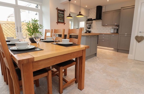 Thornton-Cleveleys Cabaña | 23 RYDEN AVENUE, pet friendly, country holiday cottage in Cleveleys