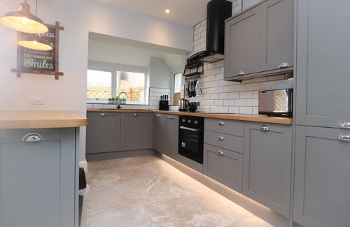 Thornton-Cleveleys Cabaña | 23 RYDEN AVENUE, pet friendly, country holiday cottage in Cleveleys