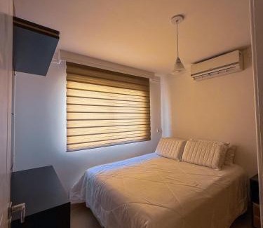 Flamengo Casa | 230m da PRAIA, casa com ESPAÇO GOURMET e CHURRASQUEIRA, Portaria 24h, 2 VAGAS de GARAGEM, acomoda até 10 PESSOAS, Próximo a MERCADOS e FARMÁCIA