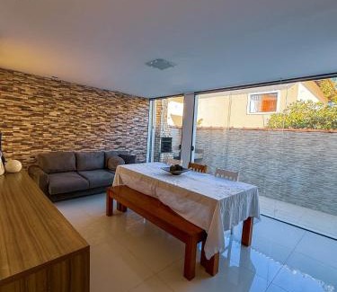 Flamengo Casa | 230m da PRAIA, casa com ESPAÇO GOURMET e CHURRASQUEIRA, Portaria 24h, 2 VAGAS de GARAGEM, acomoda até 10 PESSOAS, Próximo a MERCADOS e FARMÁCIA