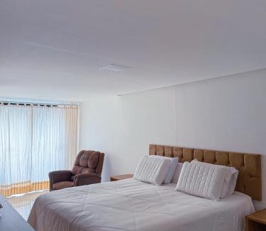 Flamengo Casa | 230m da PRAIA, casa com ESPAÇO GOURMET e CHURRASQUEIRA, Portaria 24h, 2 VAGAS de GARAGEM, acomoda até 10 PESSOAS, Próximo a MERCADOS e FARMÁCIA