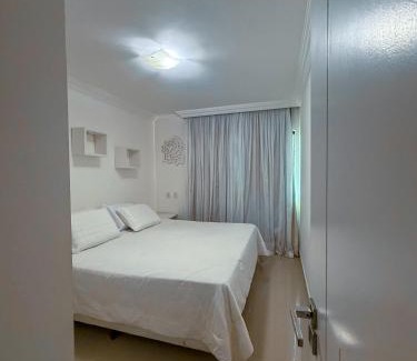 Flamengo Casa | 230m da PRAIA, casa com ESPAÇO GOURMET e CHURRASQUEIRA, Portaria 24h, 2 VAGAS de GARAGEM, acomoda até 10 PESSOAS, Próximo a MERCADOS e FARMÁCIA