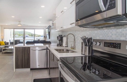 Jolly Harbour Chalet De Esquí | 232E South Finger, Waterfront Villa, Jolly Harbour