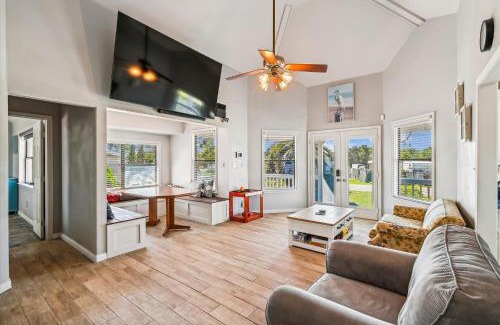 North Lagoon Oaks Casa | 2340 Grand Oaks Ln home