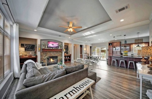 Dripping Springs Cabina | 23Acre Hill Country Retreat: Sleeps 80+|Pool |YOGA
