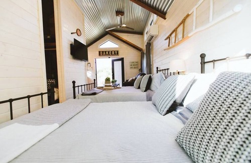 Dripping Springs Cabina | 23Acre Hill Country Retreat: Sleeps 80+|Pool |YOGA