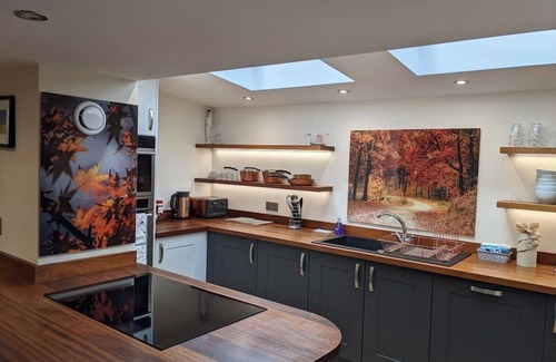 Cinderford Cabaña | 24 at St Johns - Dog-Friendly Cottage with Hot tub