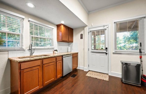 Urban Core Casa | 240- Sleeps 10, Centrally Located, Fenced Yard, Pet & Family Friendly