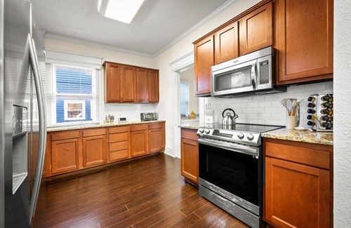Urban Core Casa | 240- Sleeps 10, Centrally Located, Fenced Yard, Pet & Family Friendly