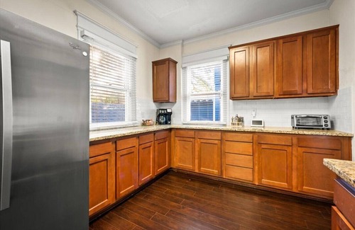Urban Core Casa | 240- Sleeps 10, Centrally Located, Fenced Yard, Pet & Family Friendly