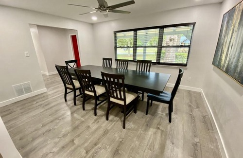 Gainesville Casa | 2400 heated sqft Centrally located majestic house with king beds