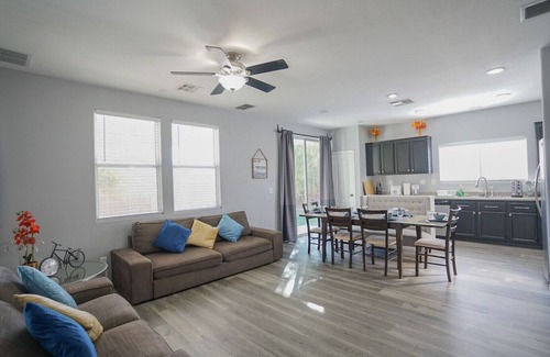 North Las Vegas Casa | 🎁2400sf🏠4BR/3BR🛀6beds🛌,15min Downtown/Strip,Home Theater,Games,BBQ and moree!