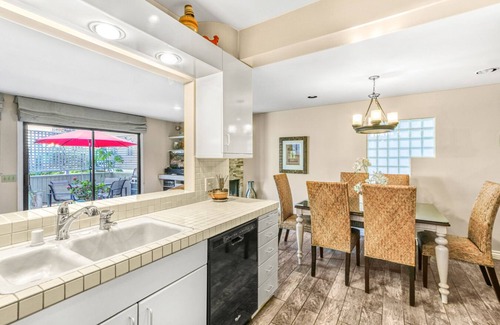 Avalon Casa | 242MAR-Golf cart, BBQ, WIFI, patio, sleeps 8.