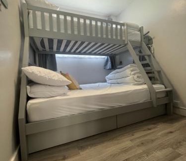 Great Yarmouth Chalet De Esquí | 246, Belle Aire, Hemsby - Two bed recently renovated chalet, sleeps 5, free Wi-Fi, pet friendly, bed linen and towels included with onsite entertainment