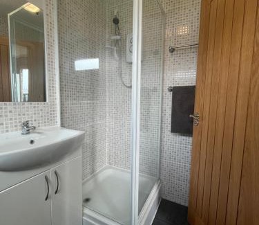 Great Yarmouth Chalet De Esquí | 246, Belle Aire, Hemsby - Two bed recently renovated chalet, sleeps 5, free Wi-Fi, pet friendly, bed linen and towels included with onsite entertainment