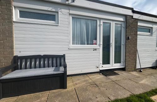 Great Yarmouth Chalet De Esquí | 246, Belle Aire, Hemsby - Two bed recently renovated chalet, sleeps 5, free Wi-Fi, pet friendly, bed linen and towels included with onsite entertainment