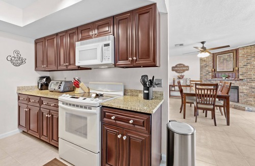 Fort Myers Villa | 25% Fall Discount! Heated Pool! Jump On In!