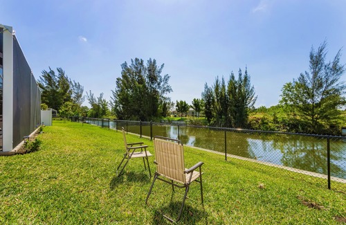 Pelican Villa | Increíble vida al aire libre en un canal de agua dulce, 4 habitaciones, se admiten mascotas.
