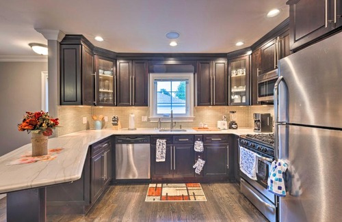 Glen Cove Apartamento | 25 Mi to NYC Walkable Long Island Apt with Balcony