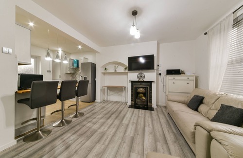 Downham Casa | 25 Minutes to London City Centre! Family-sized 2 Bed House!