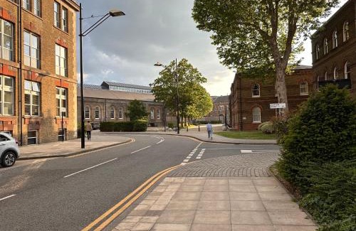 Woolwich Apartamento | 25 PERCENT OFF Monthly Stays 2Bed Serviced Apartment London Business & Family Guests Free WIFI & NETFLIX Sleeps 4!