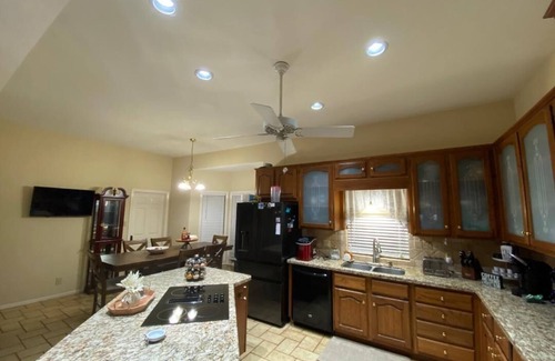 College Station Casa | 2500 sq ft home on quite street close to A&M functions