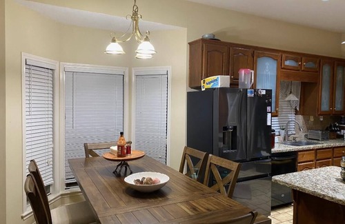 College Station Casa | 2500 sq ft home on quite street close to A&M functions